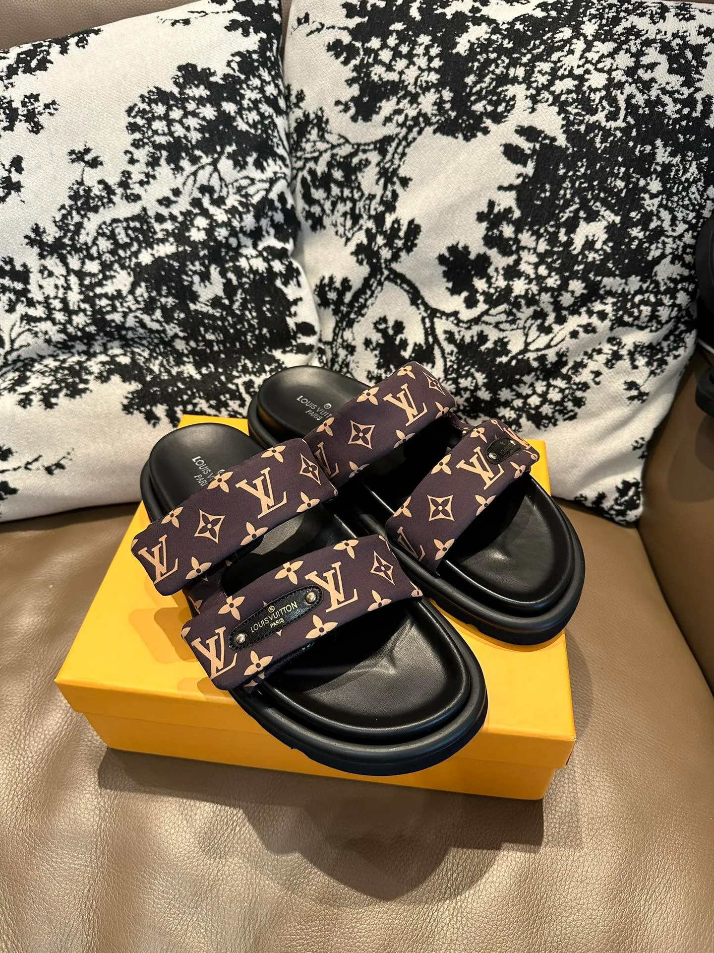 Men's shoes 💰360💰 LV. Slippers 🩴High silk fabric original PU water table rubber outsole, size 35-46